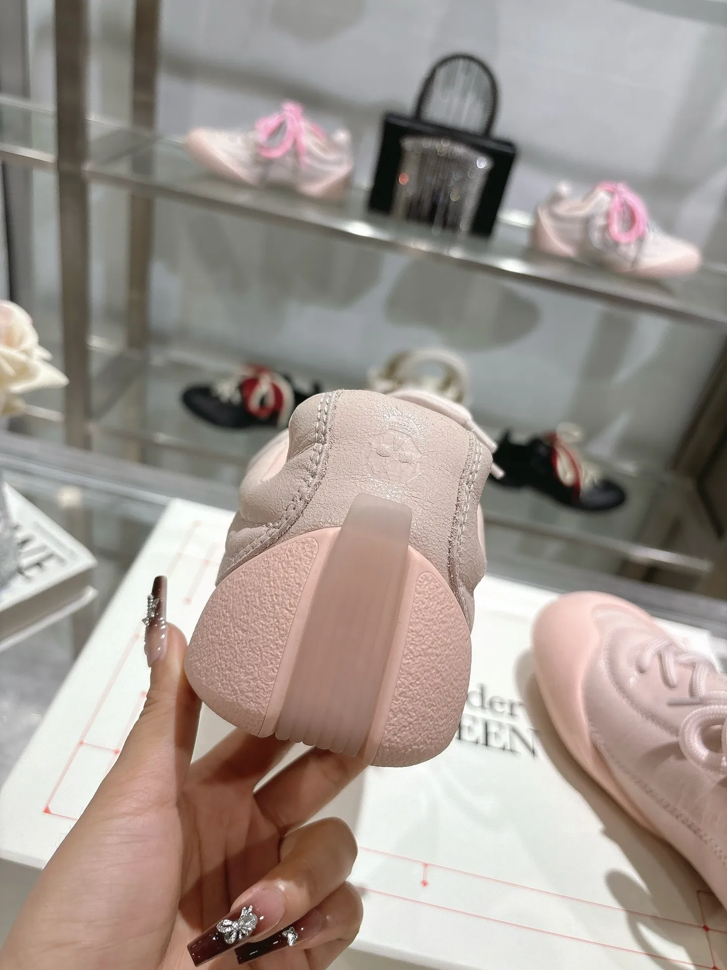 p580💰Couple model 𝐀𝐥𝐞𝐱𝐚𝐧𝐝𝐞𝐫 𝐌𝐜𝐐𝐮𝐞𝐞𝐧#/Alexander McQueen’s latest Flexion series, retro, casual, sneakers, original purchase, development, production, this Flexion Off Low-top sneakers in white grained leather with varying sized laces and an anatomically inspired lightweight segmented sole. The reverse skull pattern is embossed on the heel. Fabric: Original customized imported first-layer cowhide. Lining: Customized imported breathable mesh lining. Sole: Original open-molded non-slip TPU material. Bottom thickness: 2CM. Size: #Female size 35-40 (40 customized, non-refundable) #Men’s code 39-45 (45 customized, non-refundable)